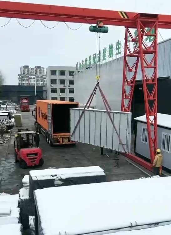 Aurrefabrikatutako edukiontzia kargatzen