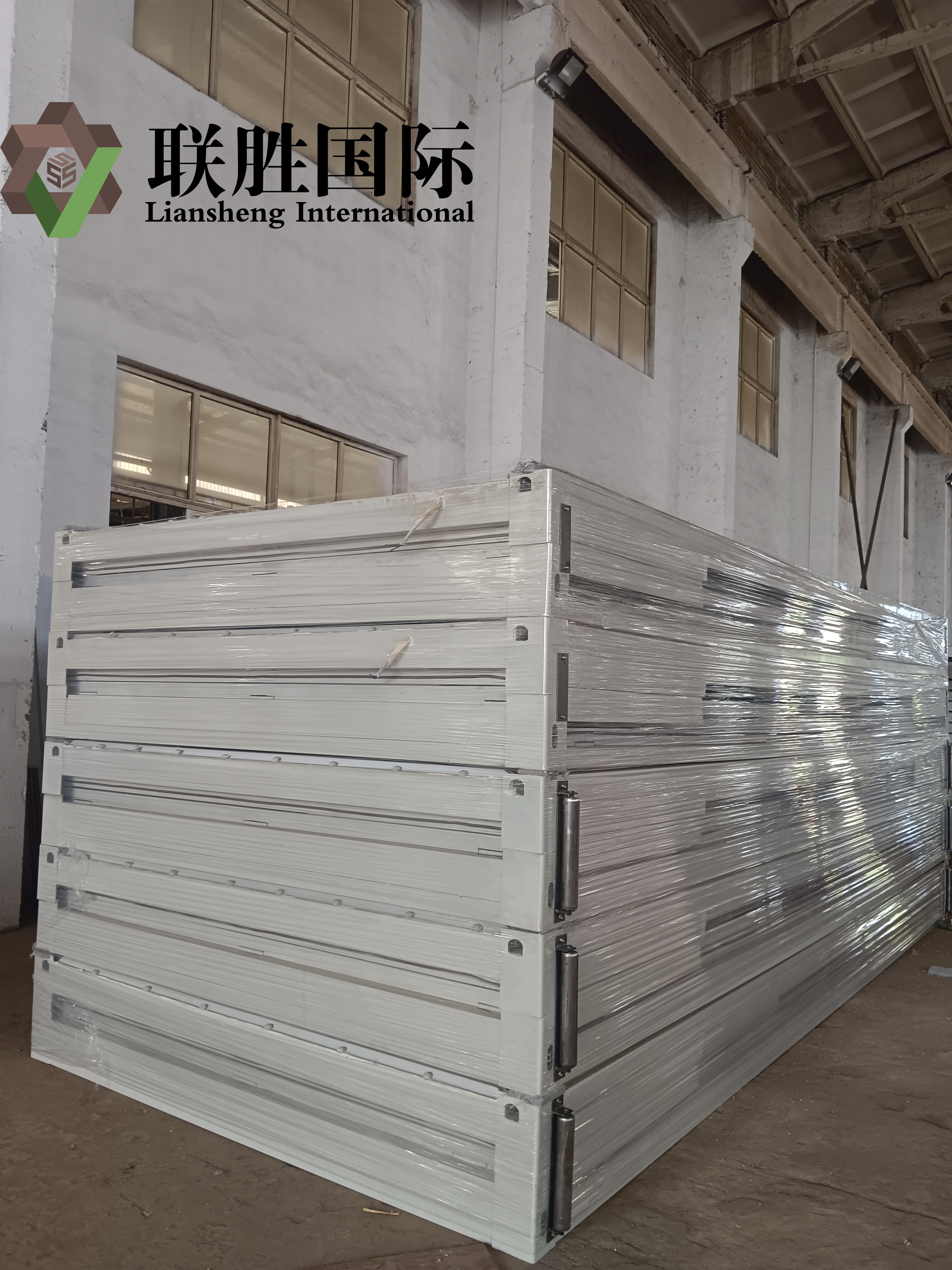 Etxebizitza iraultzen: Z-Folding Container House-ren garraio erraza eta konfigurazio azkarra
